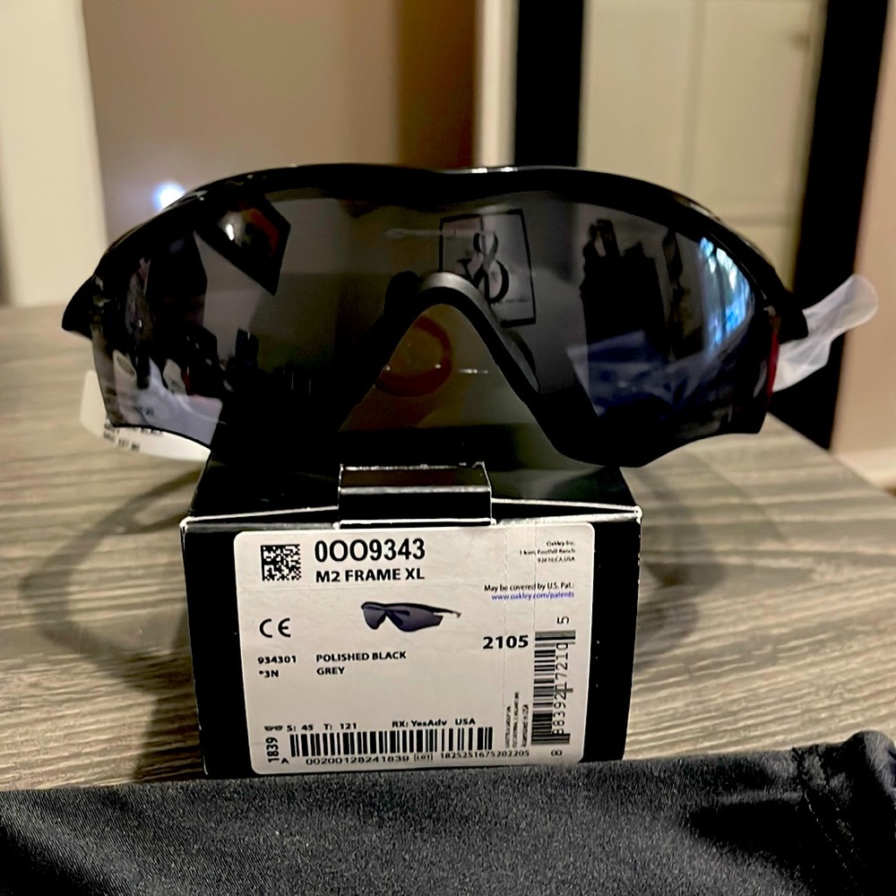 Mens Oakley M2 XL NWT